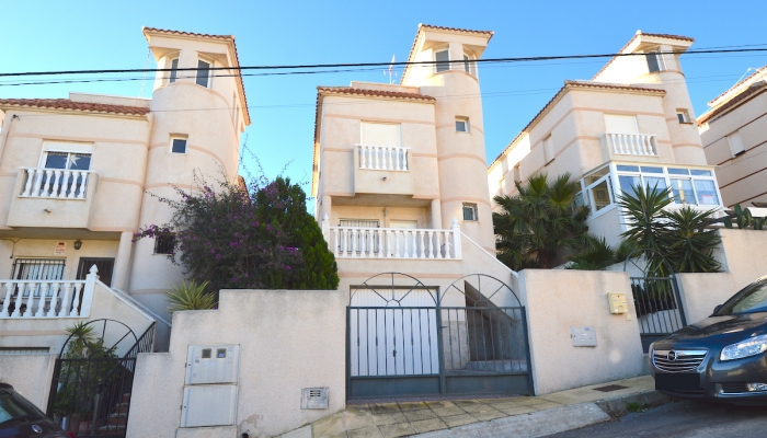Detached villa in Villamartin by the golf courses for sale