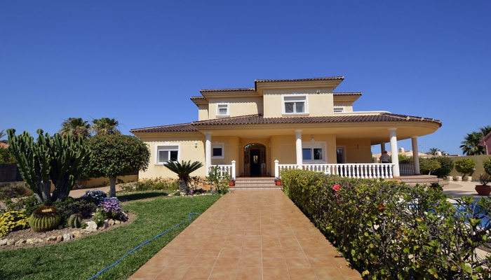 BEAUTIFUL VILLA WITH SEAVIEWS ON BIG PLOT IN CABO ROIG