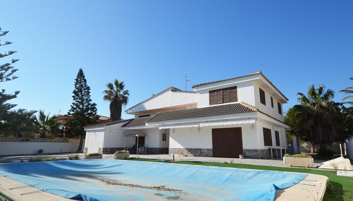 VILLA WITH A LARGE PLOT IN CABO ROIG FOR SALE