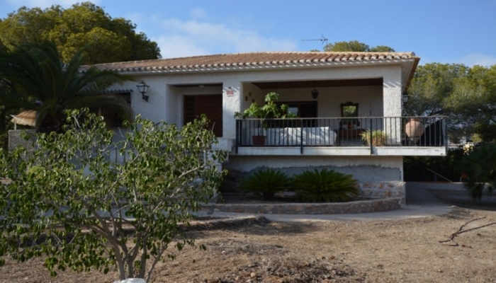 VILLA IN LOVELY LOCATION AND HUGE PLOT IN CAMPOAMOR