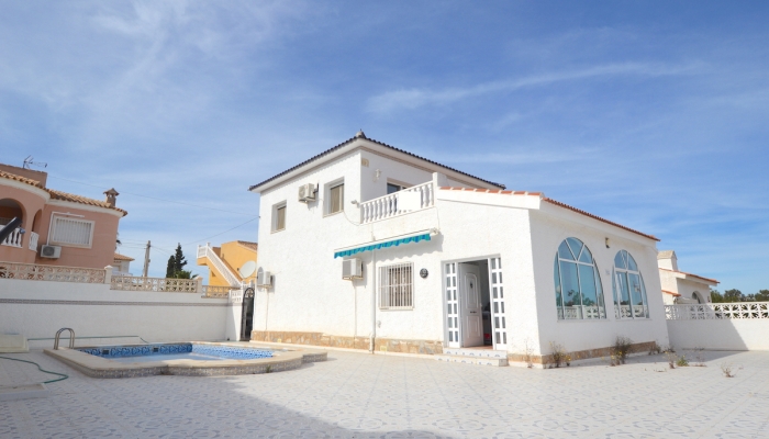 INDEPENDENT VILLA WITH PRIVATE POOL FOR SALE IN VILLAMARTIN.