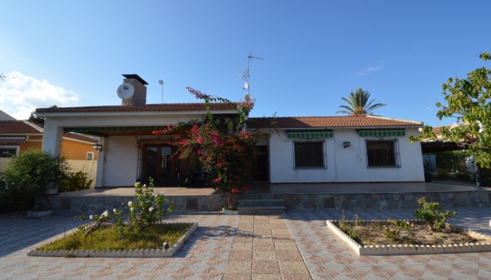 Older villa, in good conditions but in need of some refurbishment for sale in Dehesa de Campoamor, Orihuela Costa