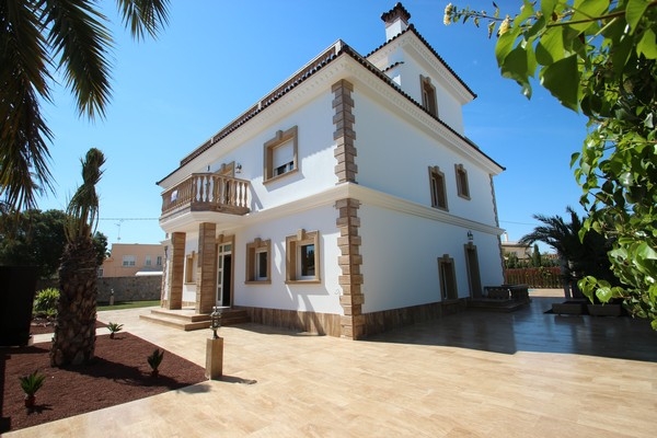 LUXURY VILLA NEXT TO THE BEACH IN CABO ROIG FOR SALE