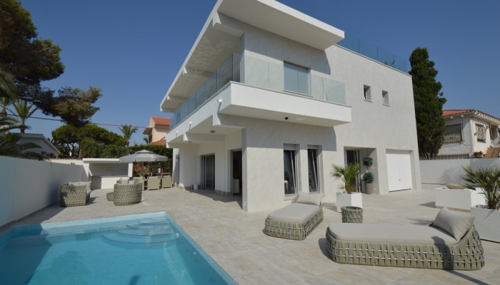 MODERN AND STYLE VILLA IN CABO ROIG 