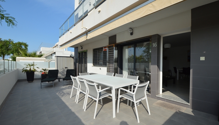 Ground floor apartment with large terrace in Torre de la Horadada for sale.