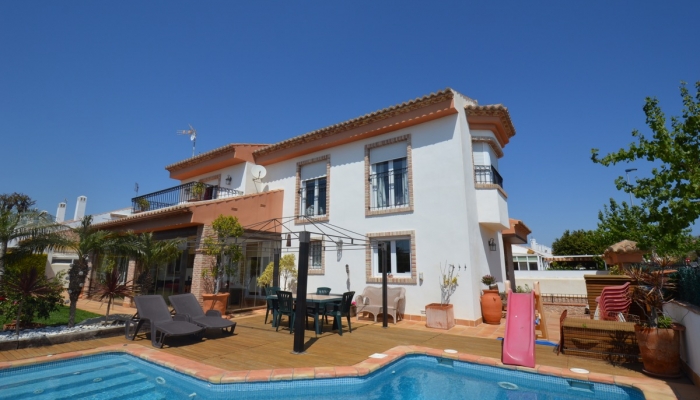 Exclusive independent villa next to the beach of Torre de la Horadada