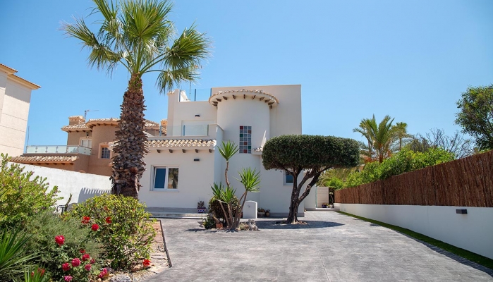 The villa on the second line of the beach in Playa Flamenca.
