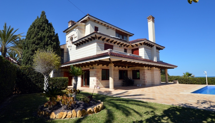 BIG 7 BEDROOM VILLA SECOND LINE TO THE SEA IN CABO ROIG FOR SALE