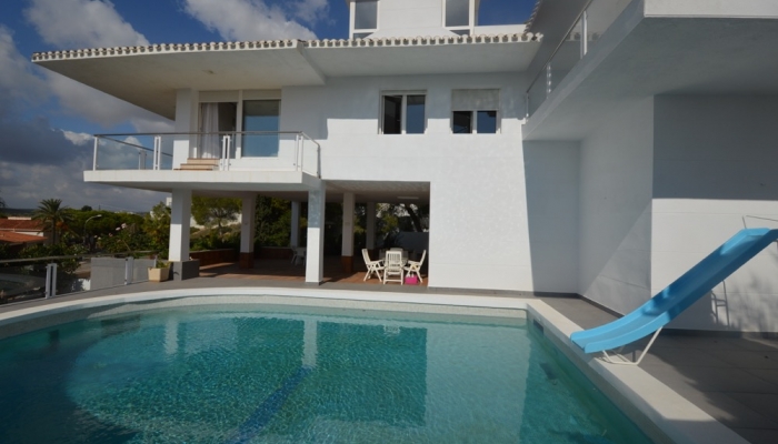 This magnificent villa has an area of 500m2 and a plot of 1200m2