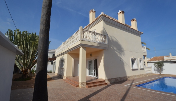 THE NEWLY BUILT VILLA IS DENISE IN CABO ROIG ON A 515 M2 LARGE PLOT 300 METERS FROM THE BEACH