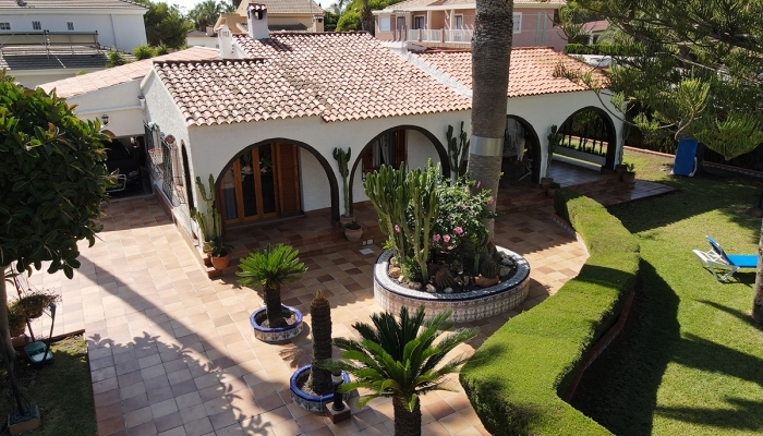 Detached villa close to the sea for sale in La Zenia, Orihuela Costa