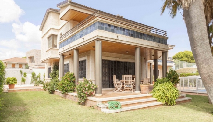 Exclusive villa with seven bedrooms in Dehesa de Campoamor on Costa Blanca south for sale