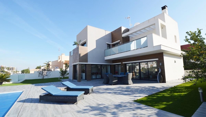 VILLA OF MODERN CONSTRUCTION WITH LARGE PLOT IN CABO ROIG